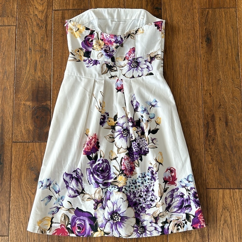 White House Black Market: White Strapless Dress w/ Floral Pattern: Size 0 - Picture 5 of 10
